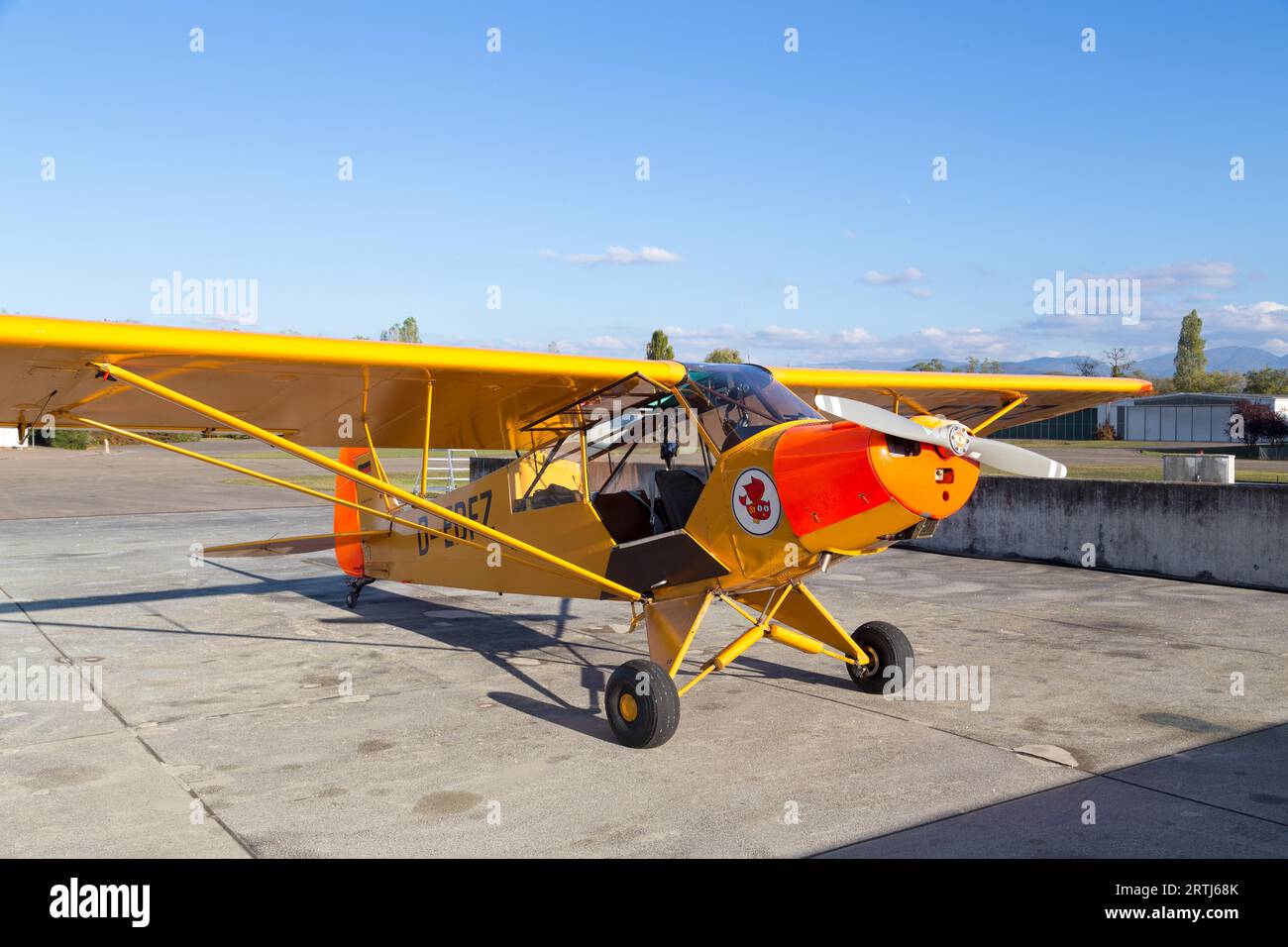 Bremgarten, Allemagne, 22 octobre 2016 : un avion Piper Cub jaune classique stationné à l'aéroport Banque D'Images