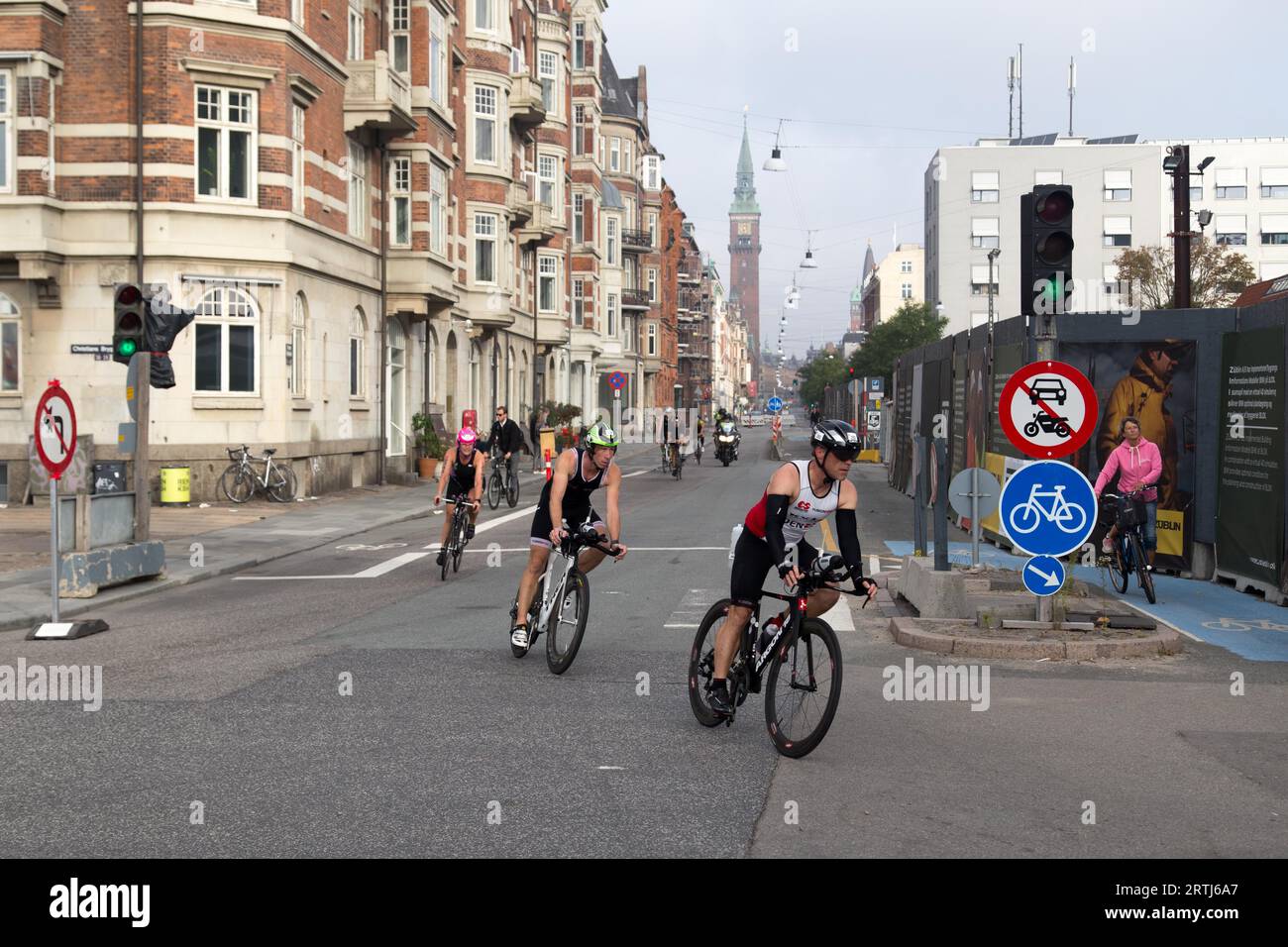 Copenhague, Danemark, 21 août 2016 : triathlètes en vélo dans le centre-ville à l'événement KMD Ironman Copenhague Banque D'Images