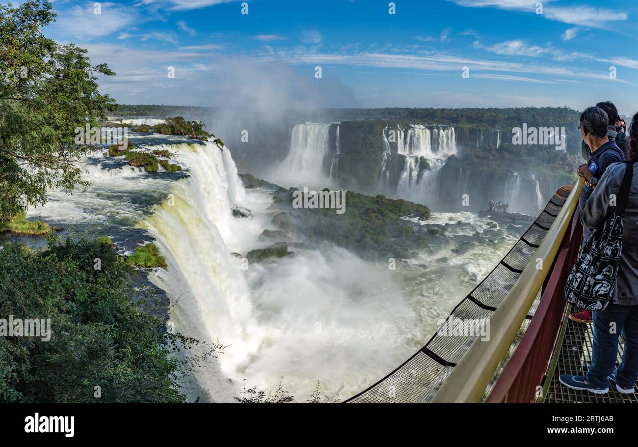 Foz do Iguacu, Brésil, 9 juillet 2016 : vue des cascades de Cataratas depuis le sommet avec quelques rochers couverts d'herbe près de la cascade et bleu vif Banque D'Images