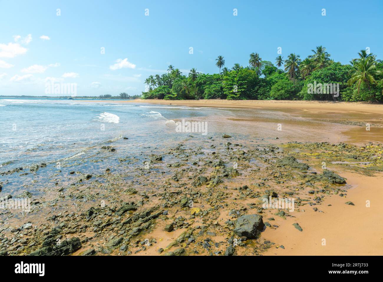 Plage paradis isolé sur belle journée ensoleillée comme arrière-plan Banque D'Images