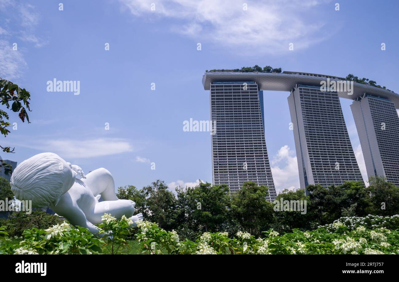 Singapour, Singapour le 2 octobre 2016 : Marina Bay Sands Hotel de jardins au bord de la baie avec statue en céramique Banque D'Images