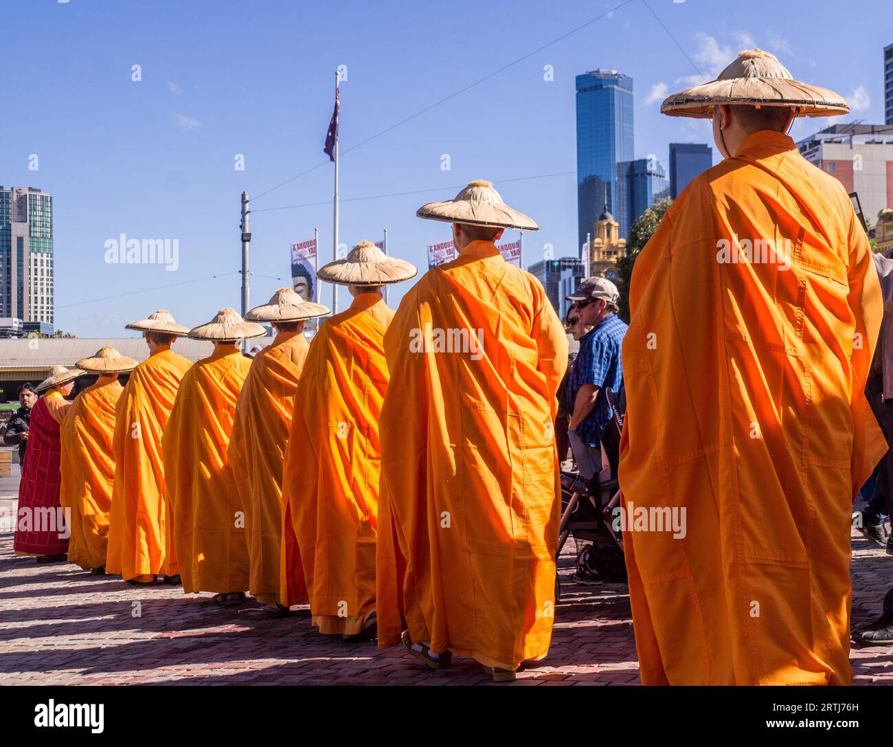 Melbourne, Australie, 14 mai 2016 : les moines bouddhistes célèbrent le jour du Bouddha sur la place de la fédération Banque D'Images