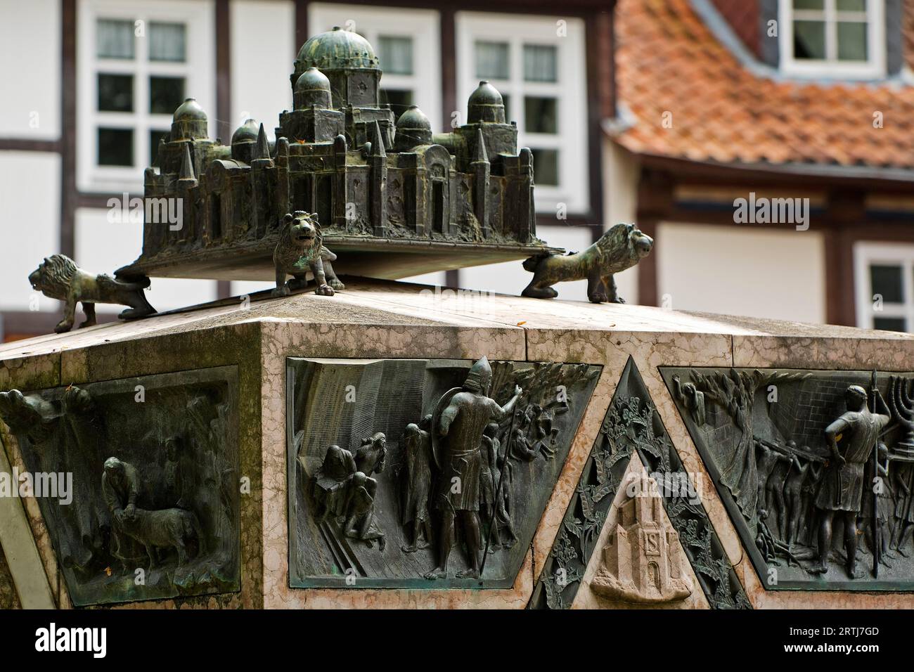 Sculpture en bronze avec une miniature de la ville de Jérusalem sur l'ashlar du mémorial de la synagogue, Hildesheim, Basse-Saxe, Allemagne Banque D'Images