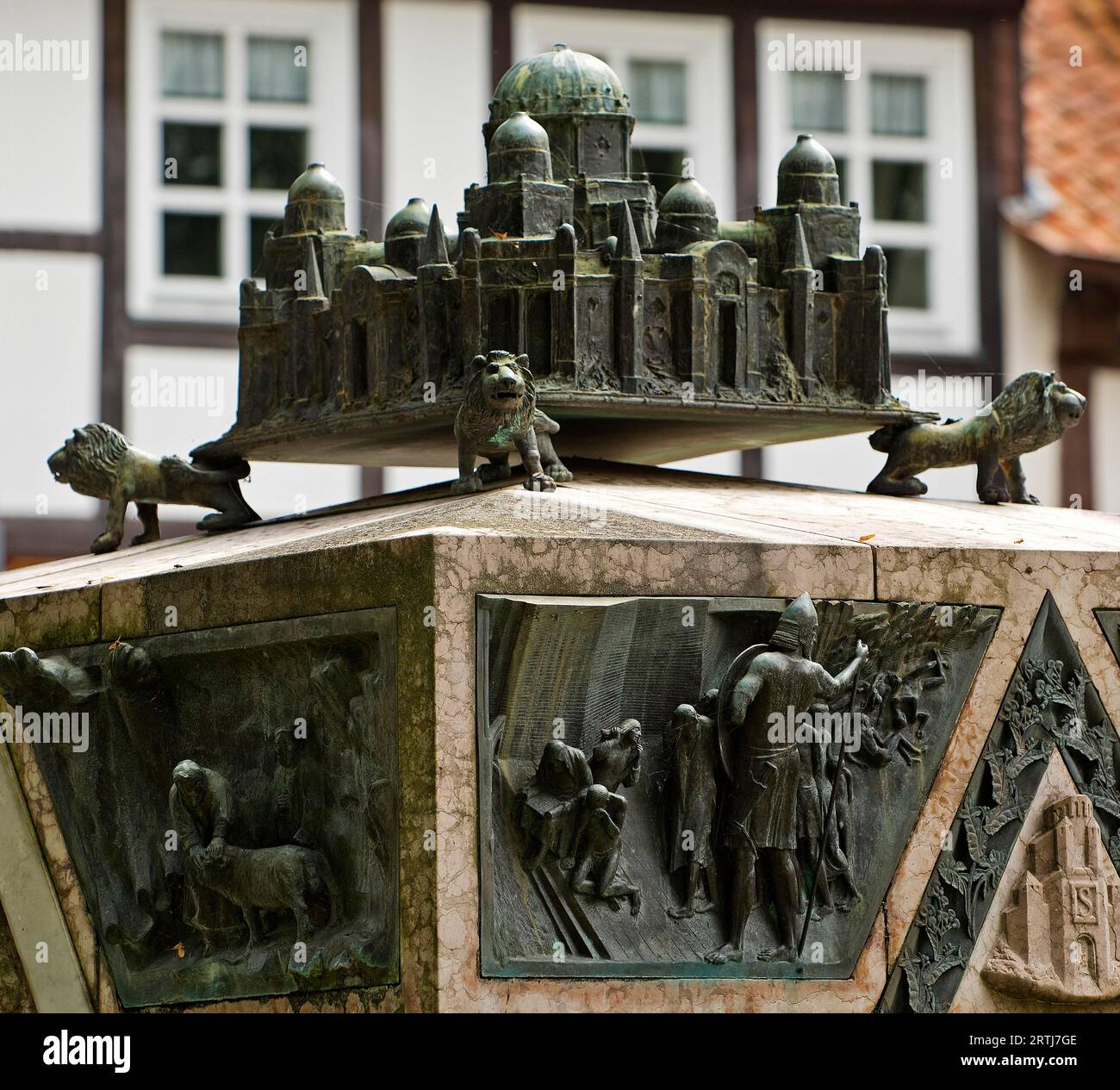 Sculpture en bronze avec une miniature de la ville de Jérusalem sur l'ashlar du mémorial de la synagogue, Hildesheim, Basse-Saxe, Allemagne Banque D'Images