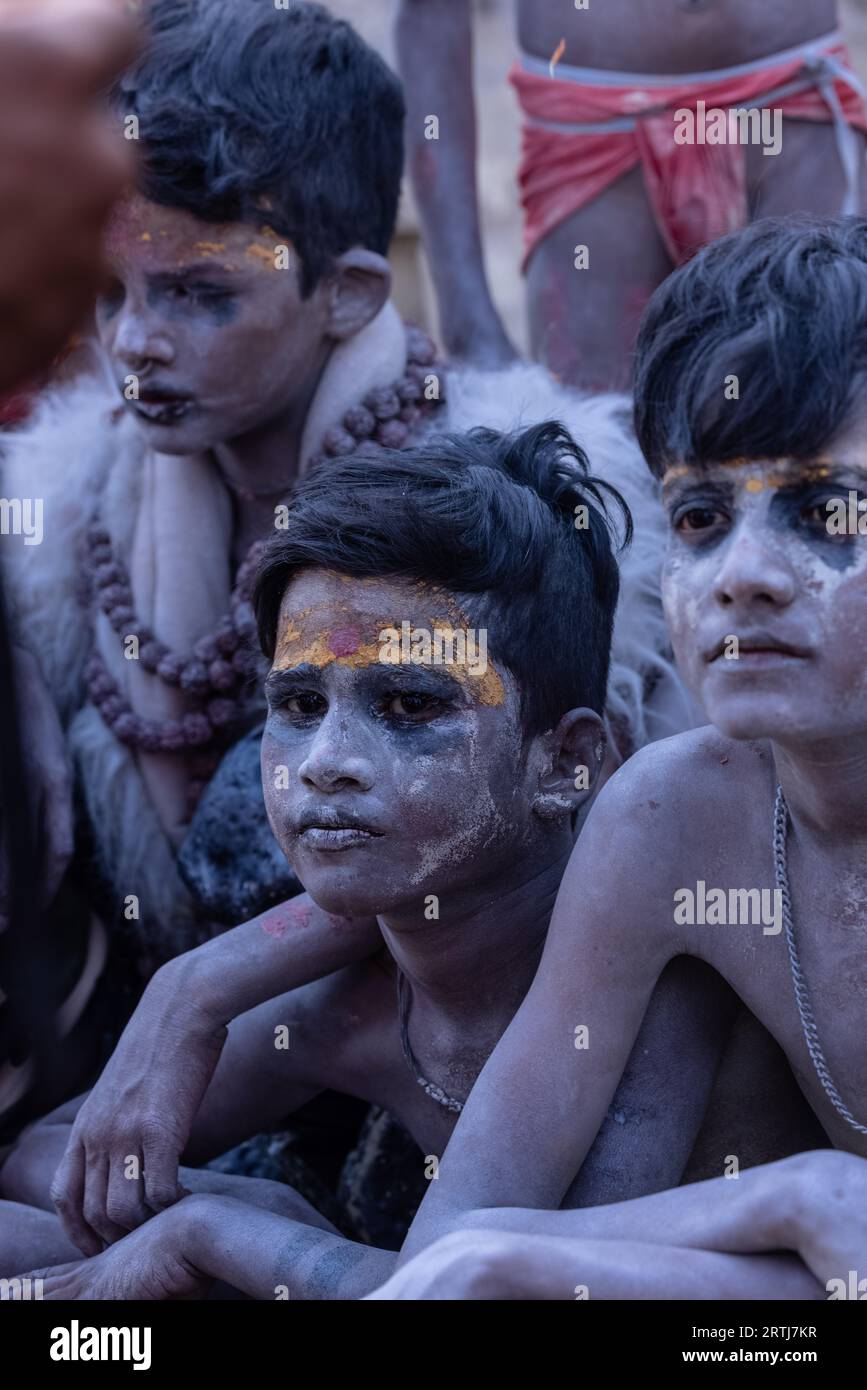 Masan Holi, Portrait d'un artiste masculin au visage peint joue le rôle de shiva lors de la célébration du masaan Holi à harishchandra ghat à varanasi. Banque D'Images