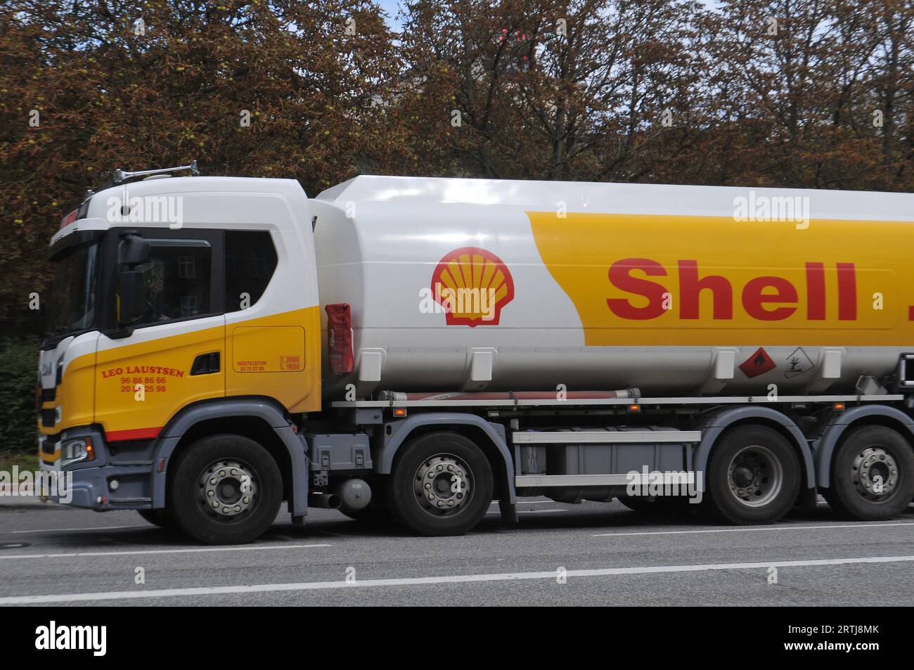 Kastrup/Copenhagen/Denmark/13 septembre 2023/.Shell essence ou camion de livraison d'essence à Kastrup. (Photo.Francis Joseph Dean/Dean Pictures) Banque D'Images