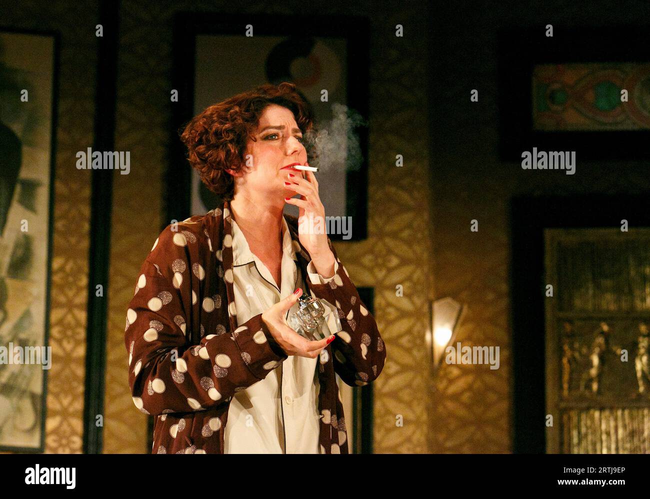 Anna Chancellor (Amanda Prynne) dans LA VIE PRIVÉE par Noel Coward au Gielgud Theatre, Londres W1 03/07/2013 a Chichester Festival Theatre 2012 conception de la production : Anthony Ward éclairage : Mark Henderson réalisateur : Jonathan Kent Banque D'Images