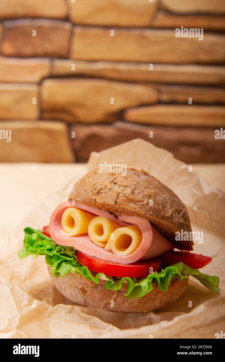 Bannière verticale avec fond de mur de brique améliore la présence de jambon et sandwichs au fromage suisse sur le pain de blé entier Banque D'Images