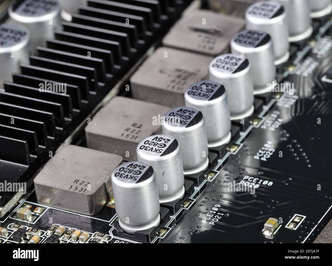 Carte de circuit imprimé informatique moderne avec composants électroniques. Banque D'Images