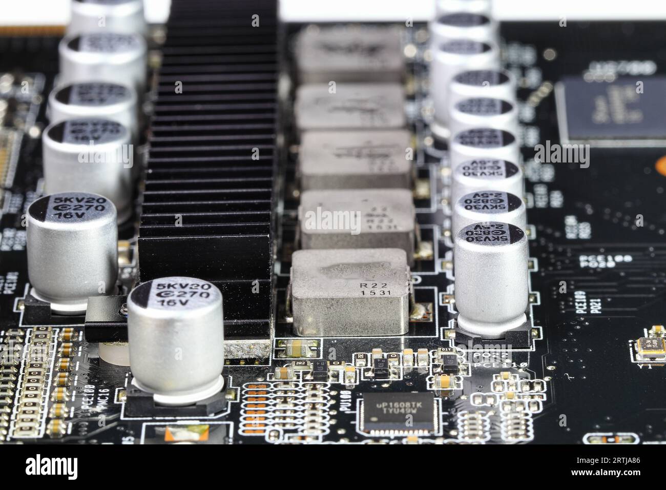 Carte de circuit imprimé informatique moderne avec composants électroniques. Banque D'Images