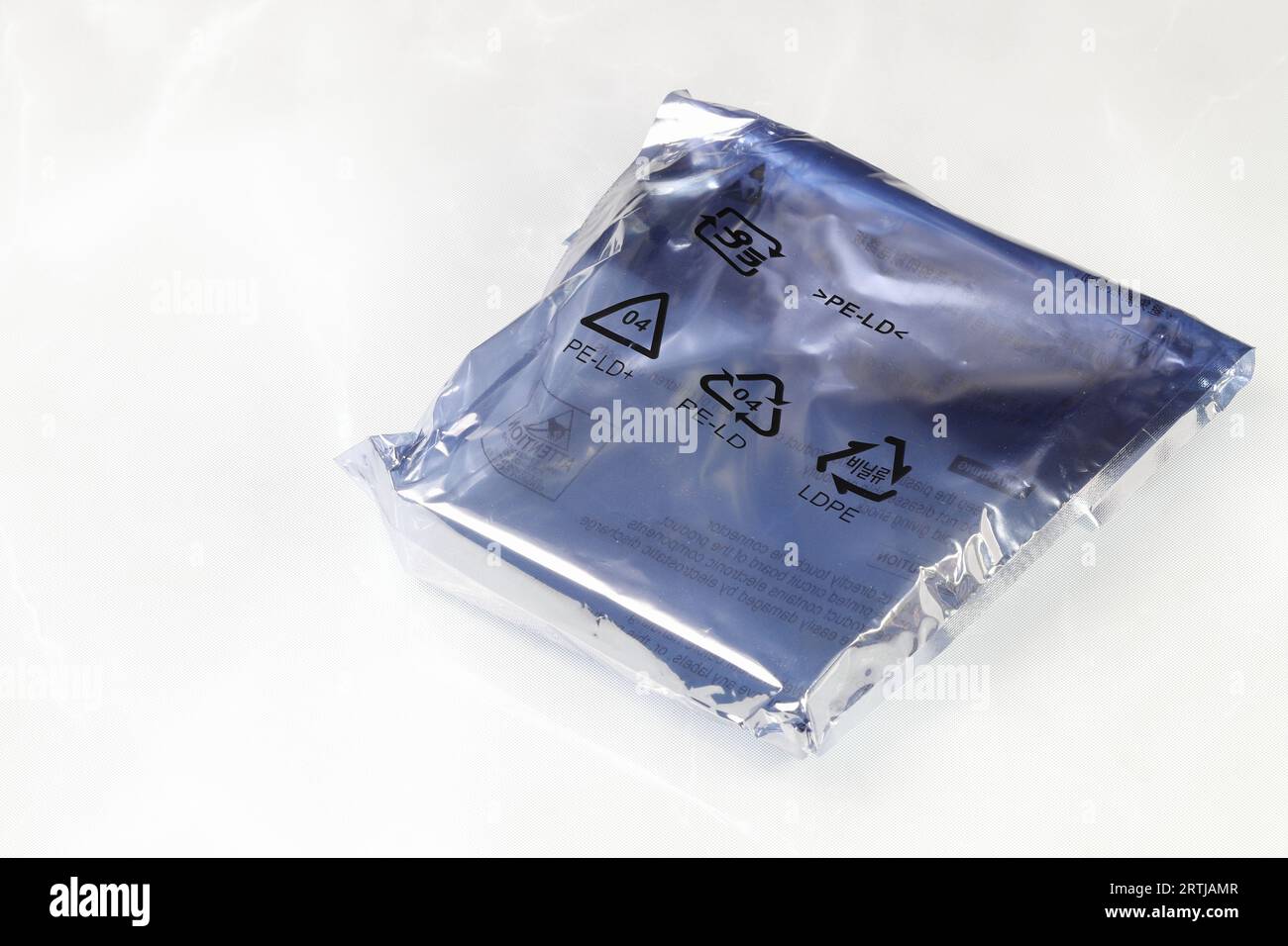 Symboles d'emballage en plastique : avertissement de garder les sacs hors de portée des enfants, icône de recyclage, symbole recyclable 04 PE-LD sur les emballages en LDPE. Banque D'Images
