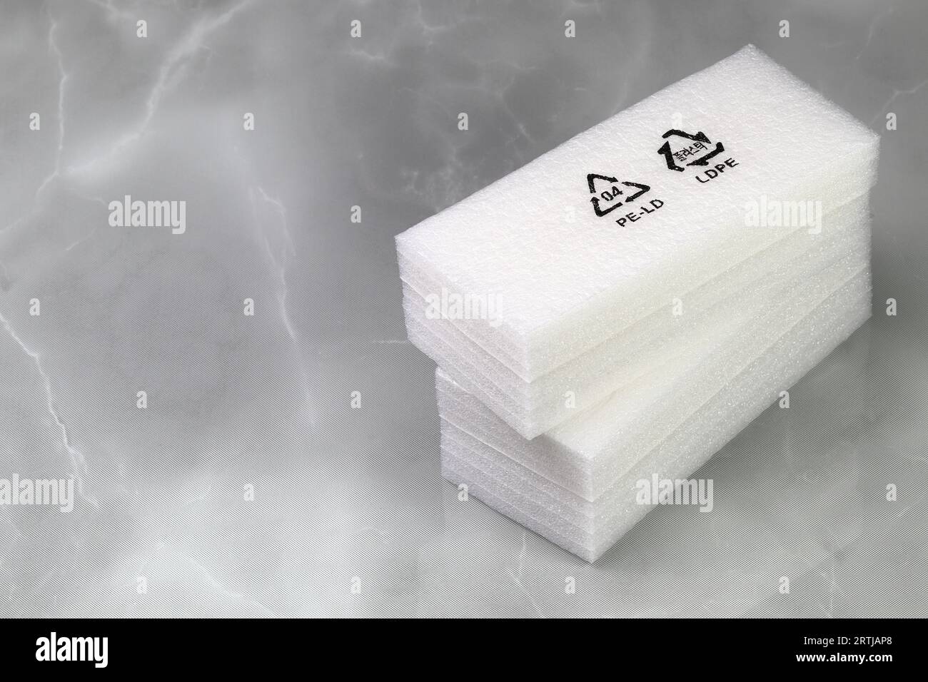 Symboles d'emballage en plastique : avertissement de garder les sacs hors de portée des enfants, icône de recyclage, symbole recyclable 04 PE-LD sur les emballages en LDPE. Banque D'Images