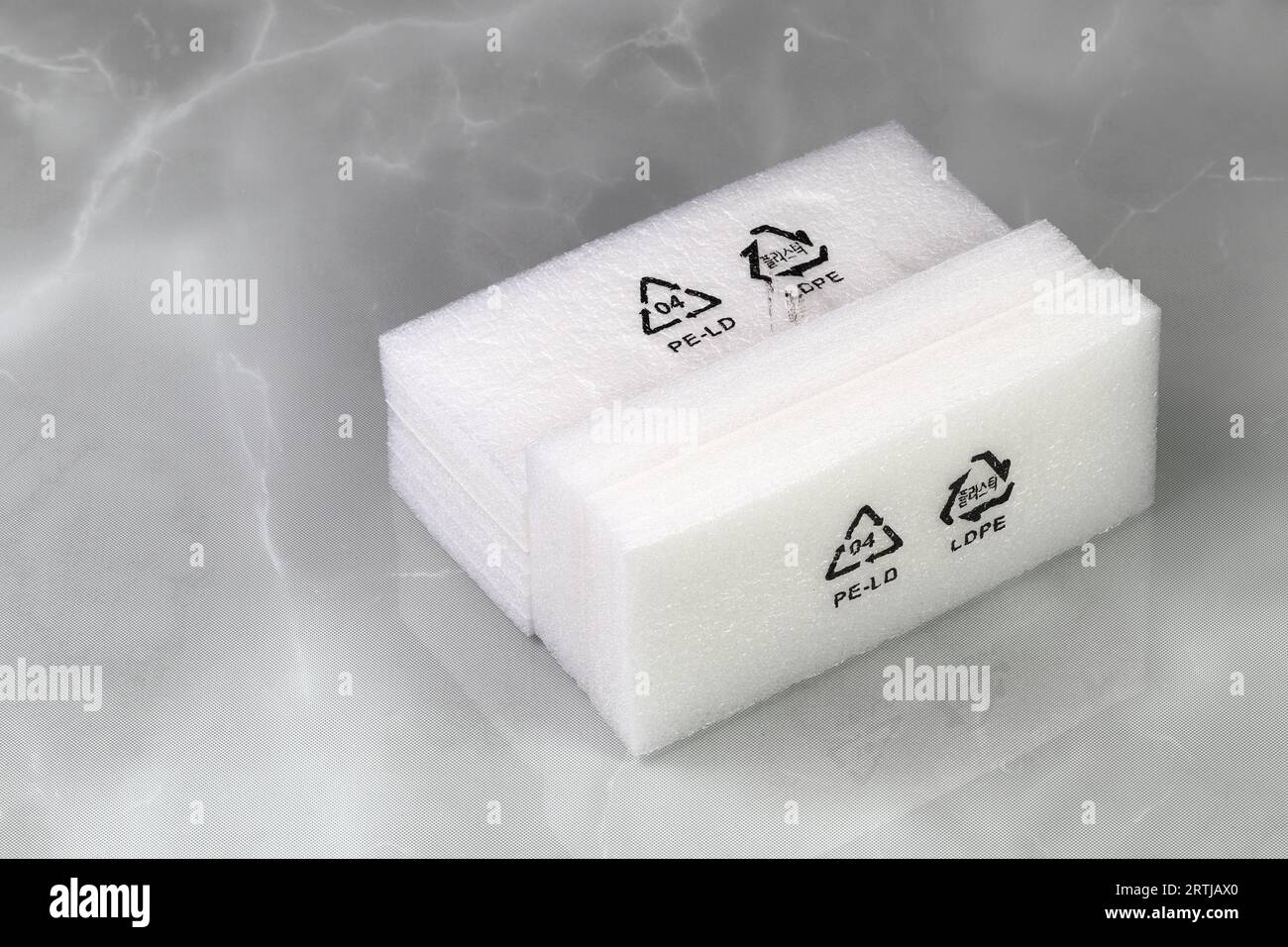 Symboles d'emballage en plastique : avertissement de garder les sacs hors de portée des enfants, icône de recyclage, symbole recyclable 04 PE-LD sur les emballages en LDPE. Banque D'Images