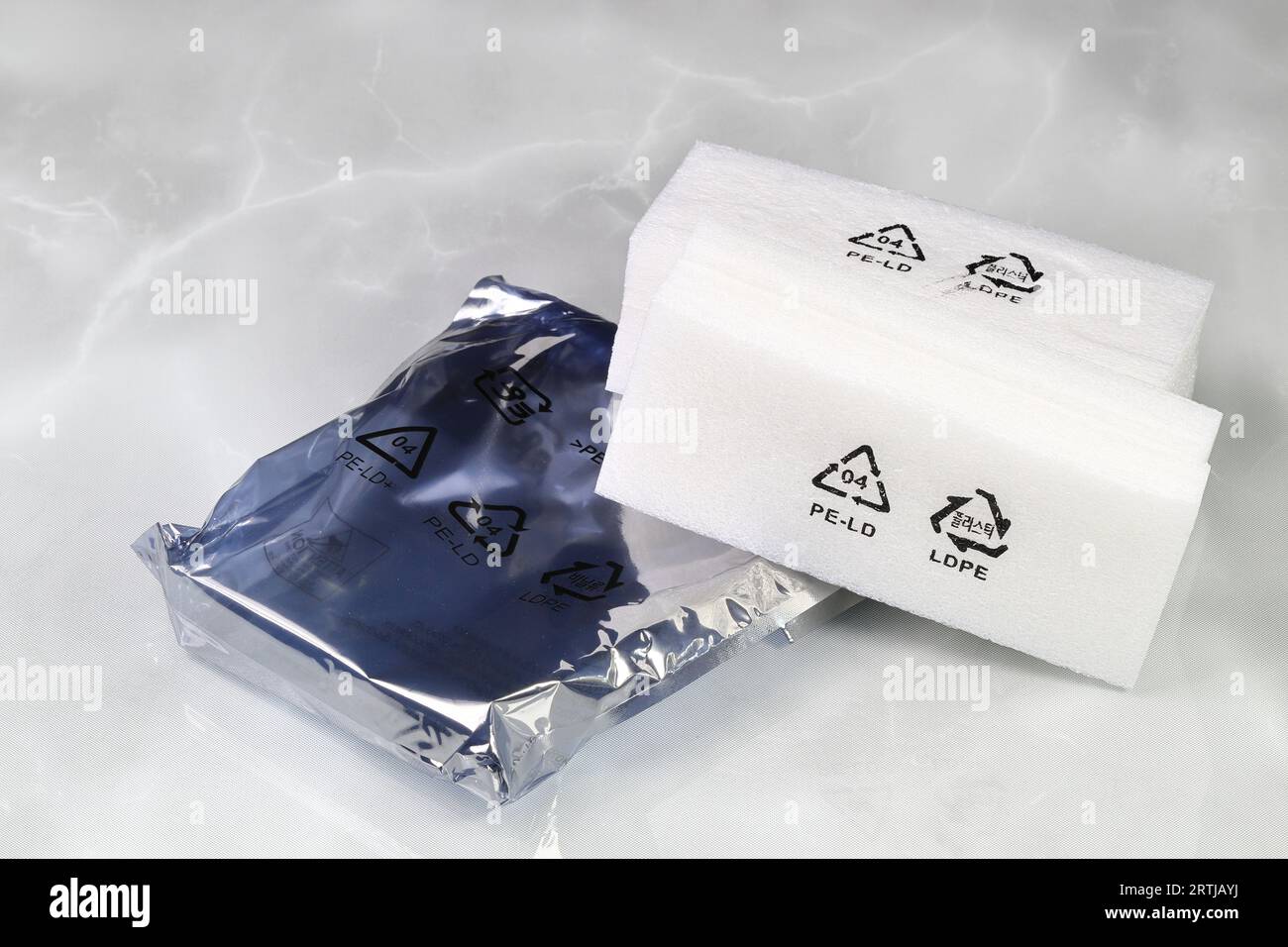 Symboles d'emballage en plastique : avertissement de garder les sacs hors de portée des enfants, icône de recyclage, symbole recyclable 04 PE-LD sur les emballages en LDPE. Banque D'Images