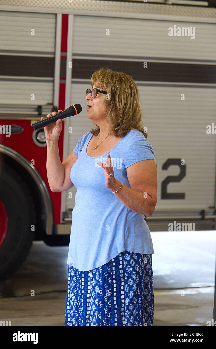 911 cérémonie de commémoration à Barnstable, ma Fire Headquarters à Cape Cod, États-Unis. Chantant l'hymne national à l'événement Banque D'Images