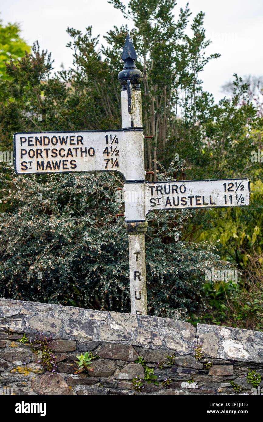 Vieux panneaux de signalisation en Cornouailles, Angleterre, Royaume-Uni Banque D'Images