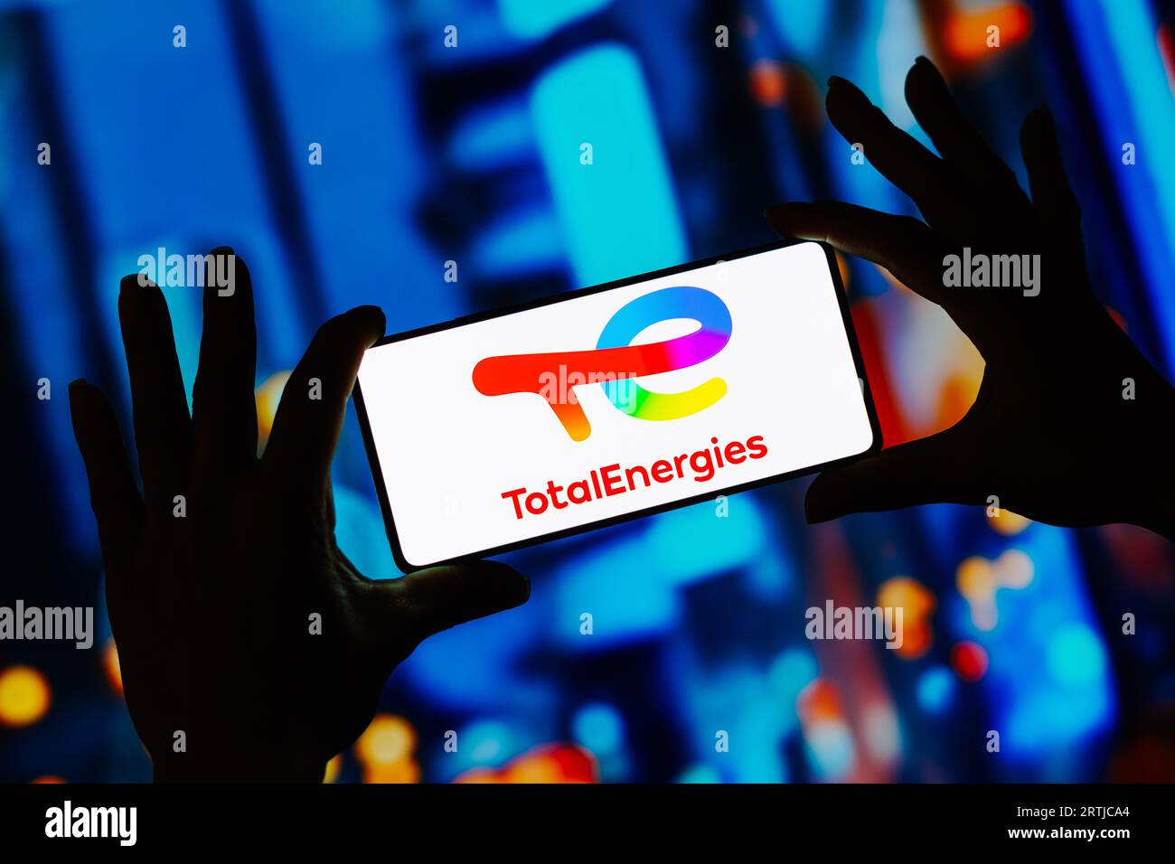 Sur cette photo, le logo Total Energies est affiché sur l'écran d'un smartphone. Banque D'Images