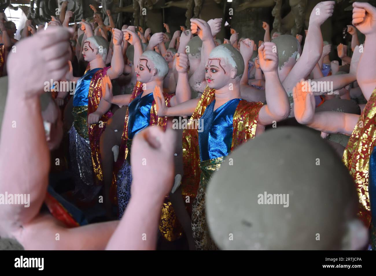 Howrah, Inde. 13 septembre 2023. Les idoles d'argile du Dieu Vishwakarma sont en cours de fabrication avant la puja annuelle d'un jour Vishwakarma, qui est prévue le 18 septembre (lundi), 2023. Dieu Vishwakarma qui est considéré comme l'architecte des dieux dans la mythologie hindoue. Le 13 septembre 2023, à Howrah City, en Inde. (Image de crédit : © Biswarup Ganguly/eyepix via ZUMA Press Wire) USAGE ÉDITORIAL SEULEMENT! Non destiné à UN USAGE commercial ! Banque D'Images