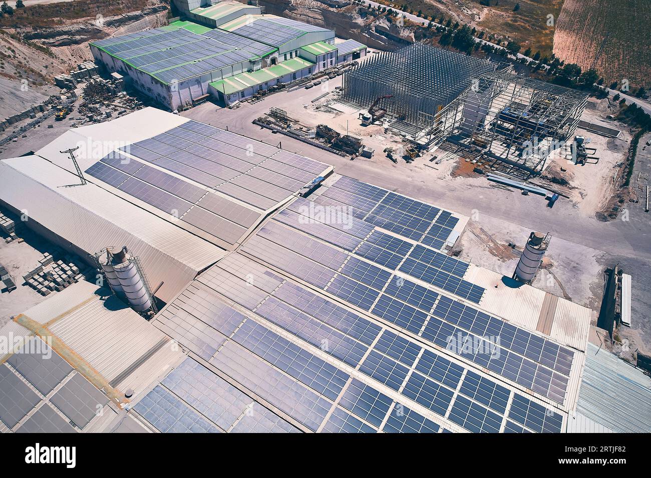 Vue aérienne des bâtiments industriels avec panneaux photovoltaïques installés sur le toit. Panneaux solaires sur toit de bâtiment industriel. Vue aérienne des panneaux photovoltaïques solaires Banque D'Images
