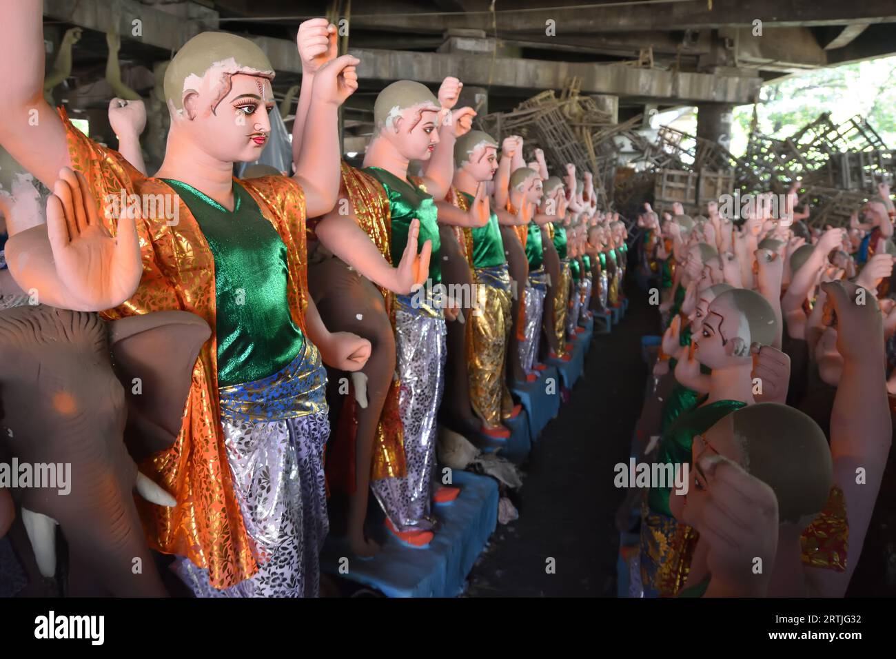 Howrah, Inde. 13 septembre 2023. Les idoles d'argile du Dieu Vishwakarma sont en cours de fabrication avant la puja annuelle d'un jour Vishwakarma, qui est prévue le 18 septembre (lundi), 2023. Dieu Vishwakarma qui est considéré comme l'architecte des dieux dans la mythologie hindoue. Le 13 septembre 2023, à Howrah City, en Inde. (Photo de Biswarup Ganguly/Eyepix Group/Sipa USA). Crédit : SIPA USA/Alamy Live News Banque D'Images