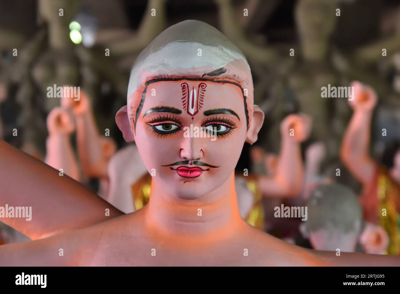 Howrah, Inde. 13 septembre 2023. Les idoles d'argile du Dieu Vishwakarma sont en cours de fabrication avant la puja annuelle d'un jour Vishwakarma, qui est prévue le 18 septembre (lundi), 2023. Dieu Vishwakarma qui est considéré comme l'architecte des dieux dans la mythologie hindoue. Le 13 septembre 2023, à Howrah City, en Inde. (Photo de Biswarup Ganguly/Eyepix Group/Sipa USA). Crédit : SIPA USA/Alamy Live News Banque D'Images