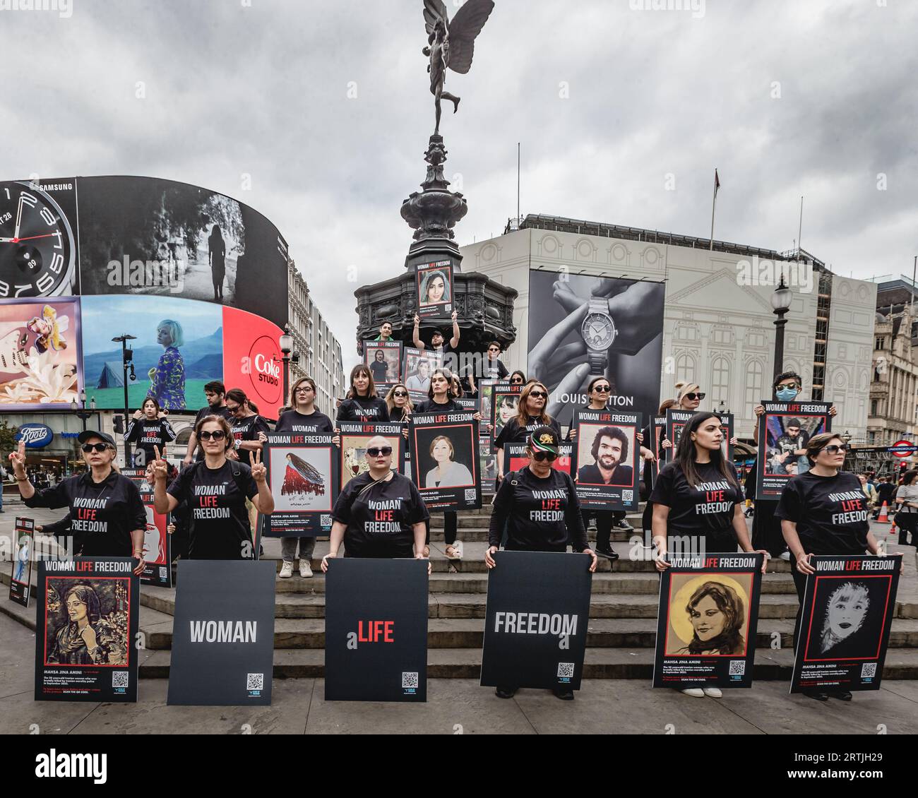 Manifestation contre le régime iranien sur les marches de Piccadilly Circus à Londres. Banque D'Images