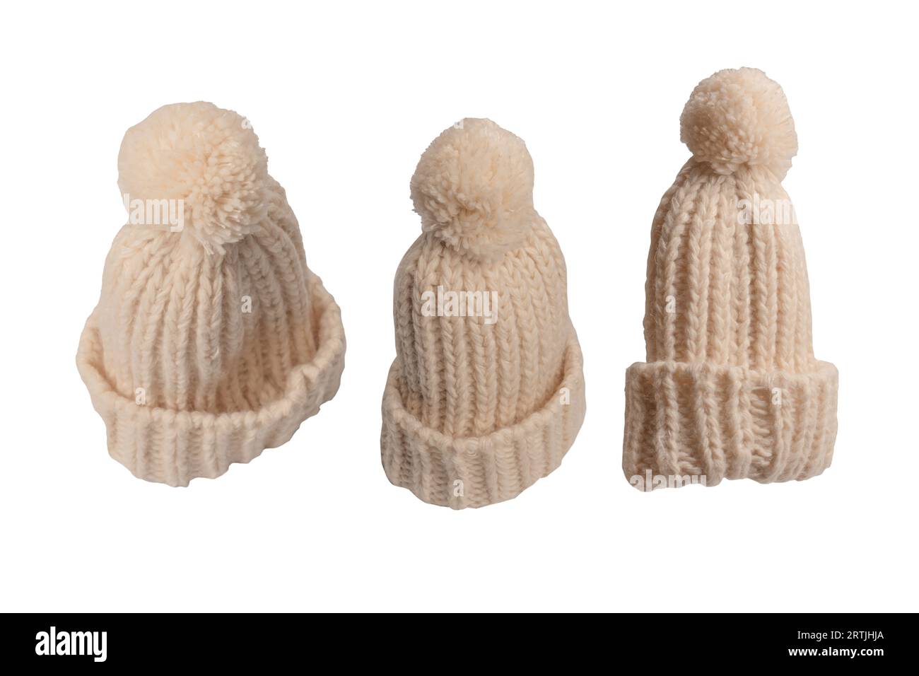 Bonnet beanie beige chaud avec pompon isolé sur fond blanc. Banque D'Images