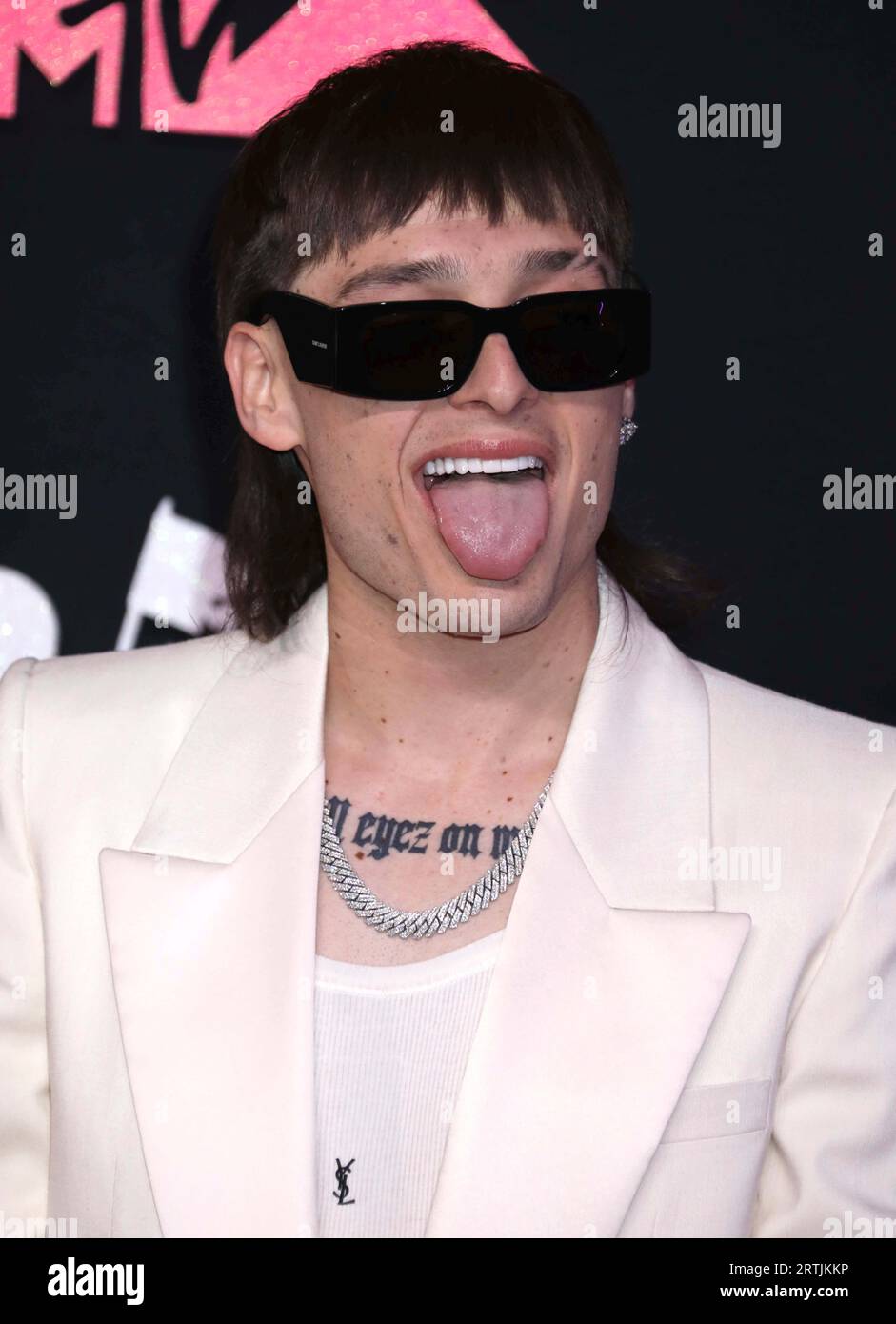 12 septembre 2023, Newark, New York, USA : chanteur PESO PLUMA vu sur le tapis rose aux MTV VMAâ€™s (Video Music Awards) 2023 organisés au Prudential Center. (Image de crédit : © Nancy Kaszerman/ZUMA Press Wire) USAGE ÉDITORIAL SEULEMENT! Non destiné à UN USAGE commercial ! Banque D'Images