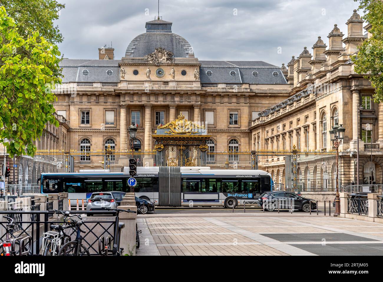 Paris, France - 10 août 2023 : bus écologique hybride de la société Ile de France Mobilites devant le Palais de Justice, in Banque D'Images