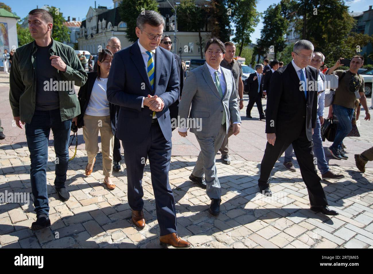 Le ministre japonais des Affaires étrangères Yoshimasa Hayashi et le ministre ukrainien des Affaires étrangères Dmytro Kuleba marchent dans le centre de Kiev lors de leur rencontre. Le ministre japonais des Affaires étrangères Hayashi est arrivé dans la capitale ukrainienne pour une visite inopinée où il a rencontré de hauts responsables ukrainiens. Banque D'Images