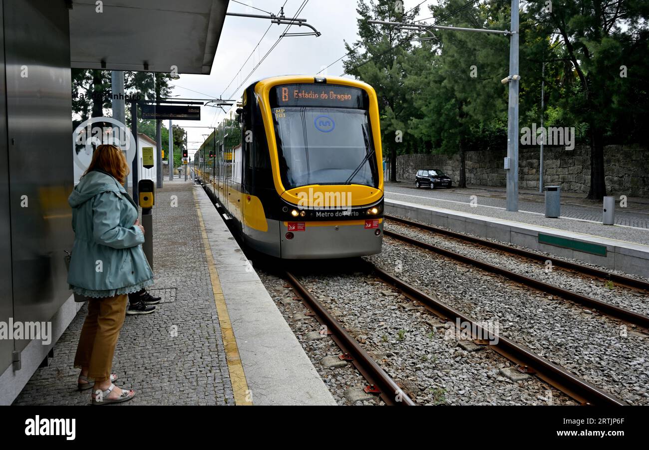 Gare de banlieue et plate-forme (Vilar Pinheiro), à la périphérie de Porto, avec le métro local arrivant, Portugal Banque D'Images