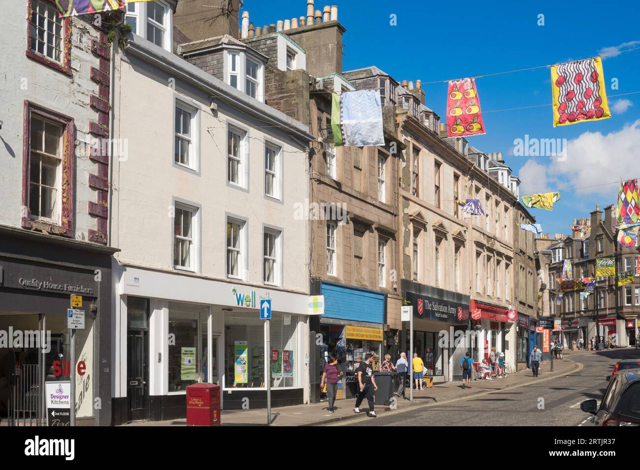 Les gens marchent le long de la rue Arbroath High Street, Angus, Écosse, Royaume-Uni Banque D'Images