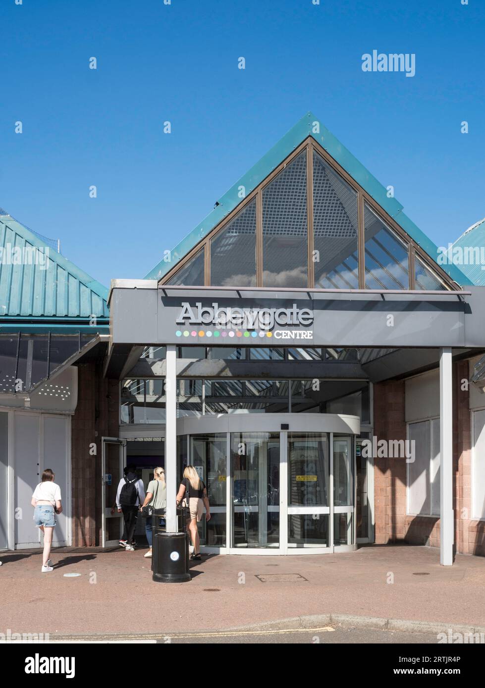 Acheteurs entrant dans le centre commercial Abbeygate à Arbroath, Angus, Écosse, Royaume-Uni Banque D'Images