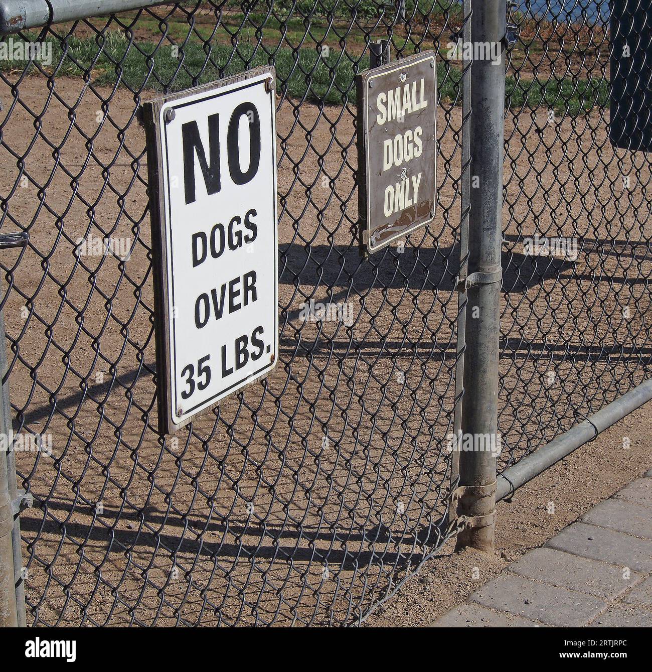 Aucun chien de plus de 35 kg et petit chien seulement signe à une entrée de parc de chiens le long de la baie de San Francisco, Californie Banque D'Images