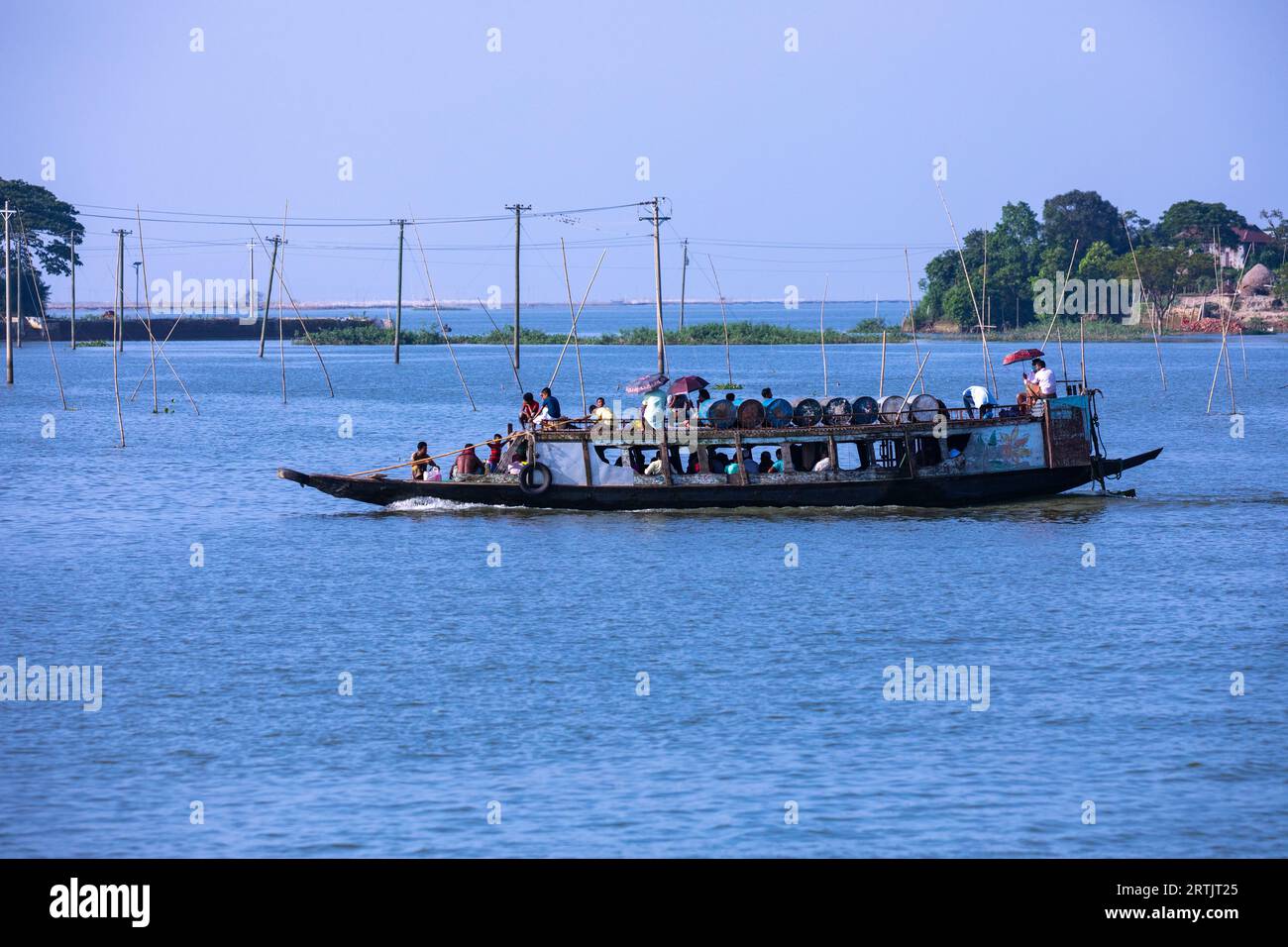 Un bateau à passagers sur le Nikli Haor à austagramme à Kishorganj. Bangladesh Banque D'Images