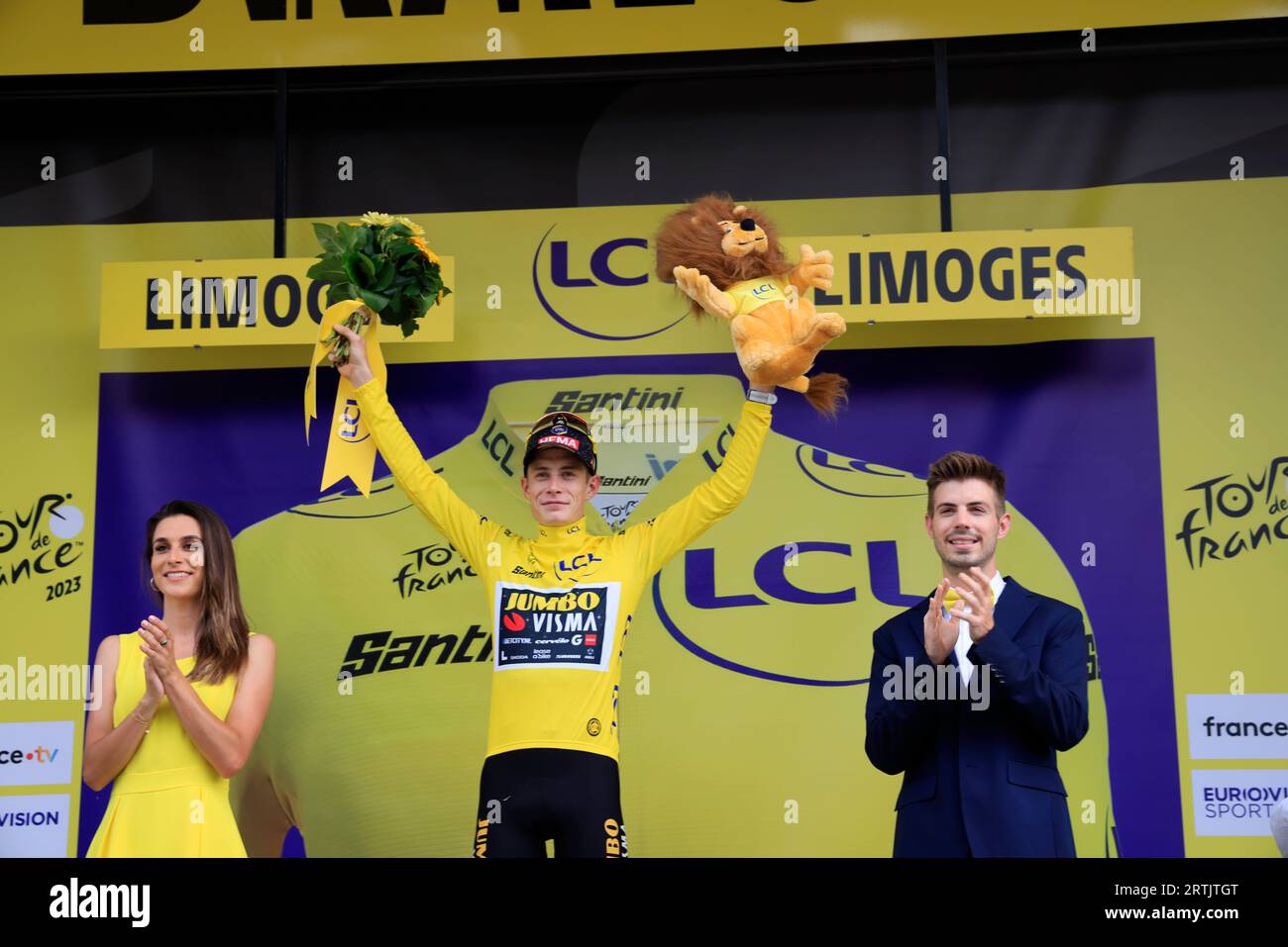 Maillot jaune Jonas Vingegaard à l'arrivée de la 8e étape Libourne Limoges du Tour de France cycliste 2023. Monter sur le podium à Limoges Banque D'Images