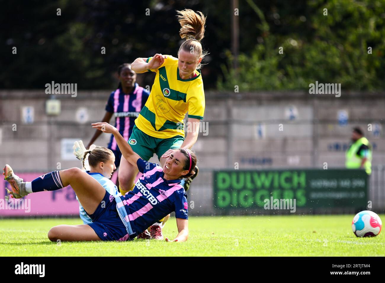 Phoebe Read (15 Dulwich Hamlet) lors du match L&SERWFL entre Dulwich Hamlet et Ashford United au Champion Hill Stadium à Londres, Royaume-Uni Banque D'Images