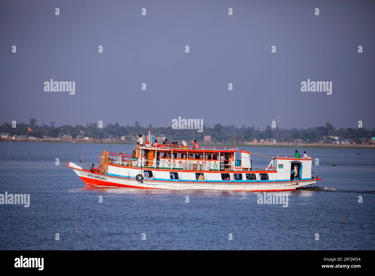 Un navire à passagers sur le Nikli Haor à l'austagramme à Kishorganj. Bangladesh Banque D'Images