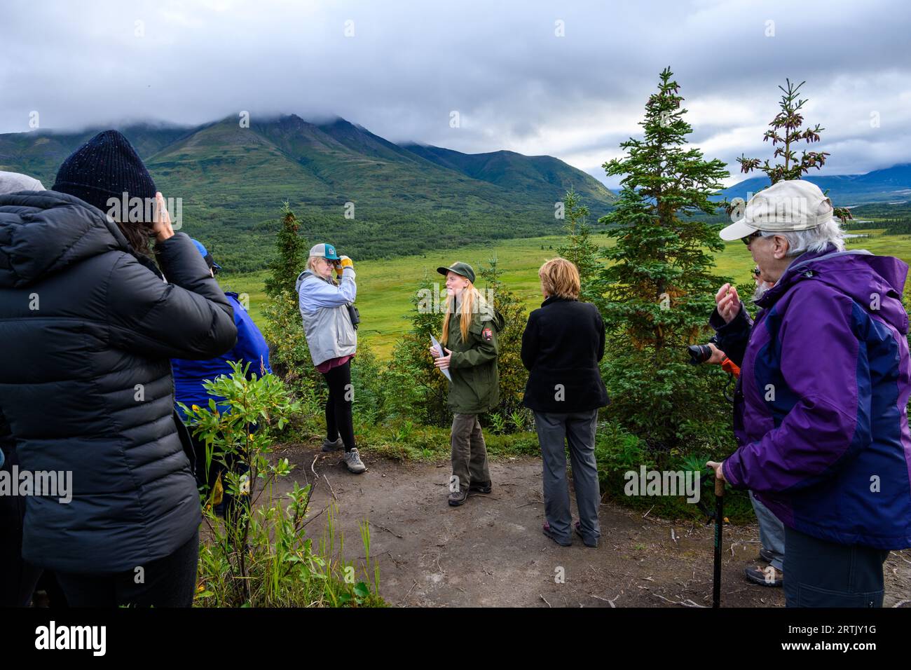 PARC NATIONAL DE KATMAI, ALASKA, États-Unis – 27 AOÛT 2023 : Ranger donne une conférence éducative sur la tournée Valley of Ten Thousand Smokes Banque D'Images