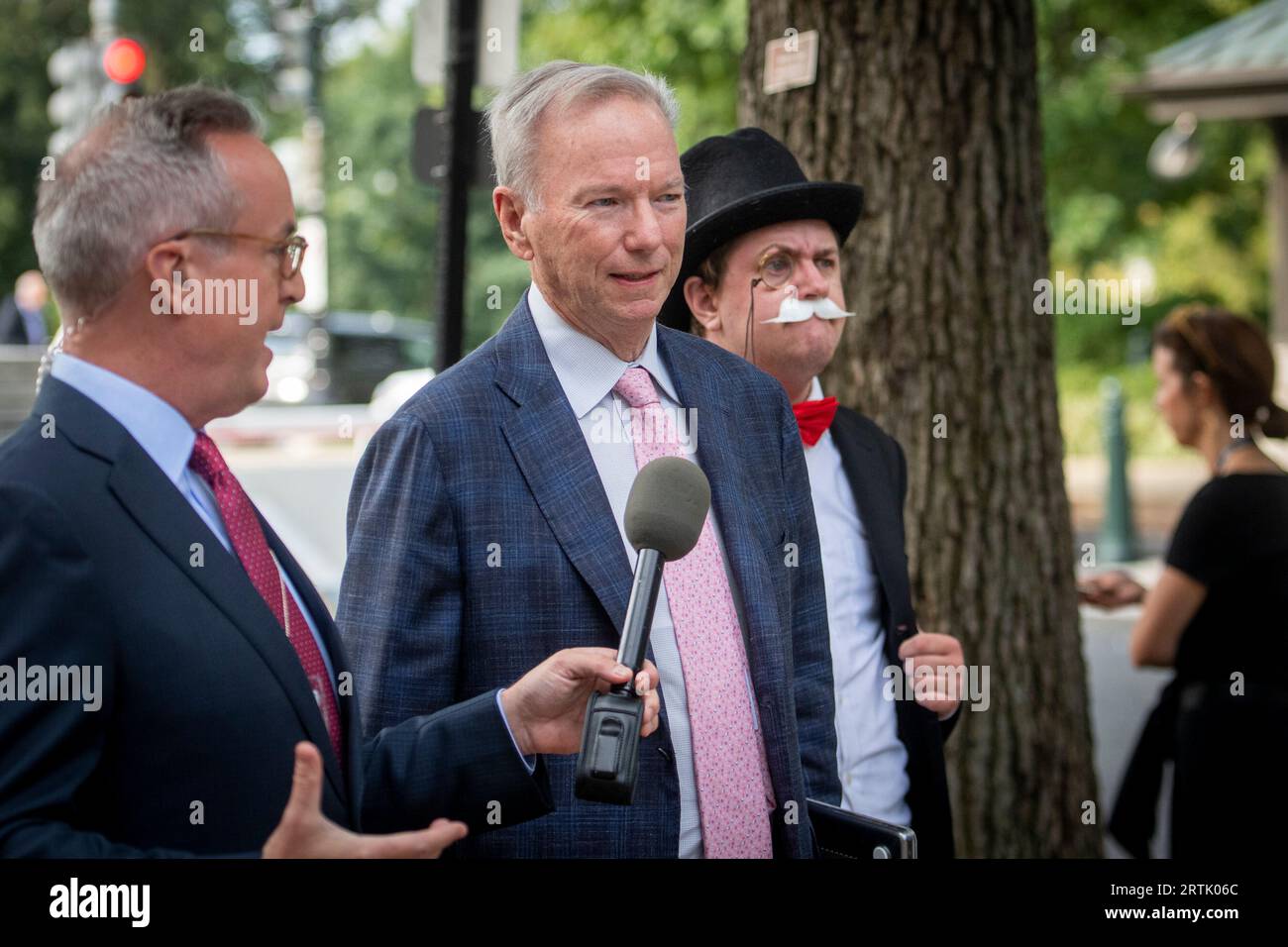 Eric Schmidt, à droite, ancien président-directeur général de Google, arrive pour le Forum inaugural sur l’intelligence artificielle avec des acteurs clés de l’IA pour aider à forger un consensus bipartisan sur la législation pour capitaliser sur cette technologie transformatrice, au Russell Senate Office Building à Washington, DC, le mercredi 13 septembre 2023. Crédit : Rod Lamkey/CNP Banque D'Images