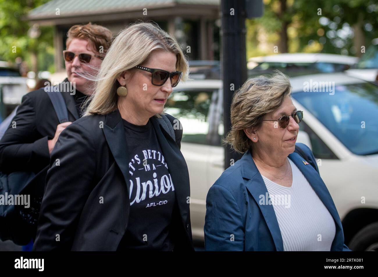 Meredith Stiehm, présidente, Writers Guild of America (WGA), à gauche, et Randi Weingarten, présidente de la Fédération américaine des enseignants (AFT), à droite, arrive pour le Forum inaugural sur l’intelligence artificielle avec les principales parties prenantes de l’IA pour aider à forger un consensus bipartisan sur la législation pour capitaliser sur cette technologie transformatrice, au Russell Senate Office Building à Washington, DC, mercredi 13 septembre 2023. Crédit : Rod Lamkey/CNP Banque D'Images