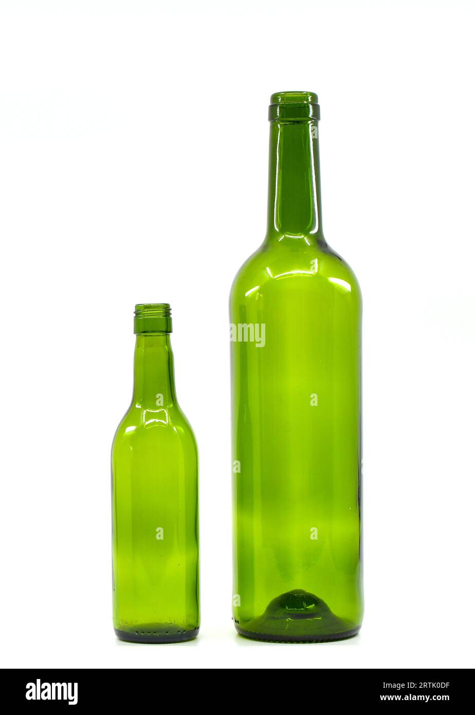 Petite bouteille de vin vide et bouteille de vin vide pleine grandeur isolée sur un fond blanc. Concept de consommation d'alcool. Banque D'Images