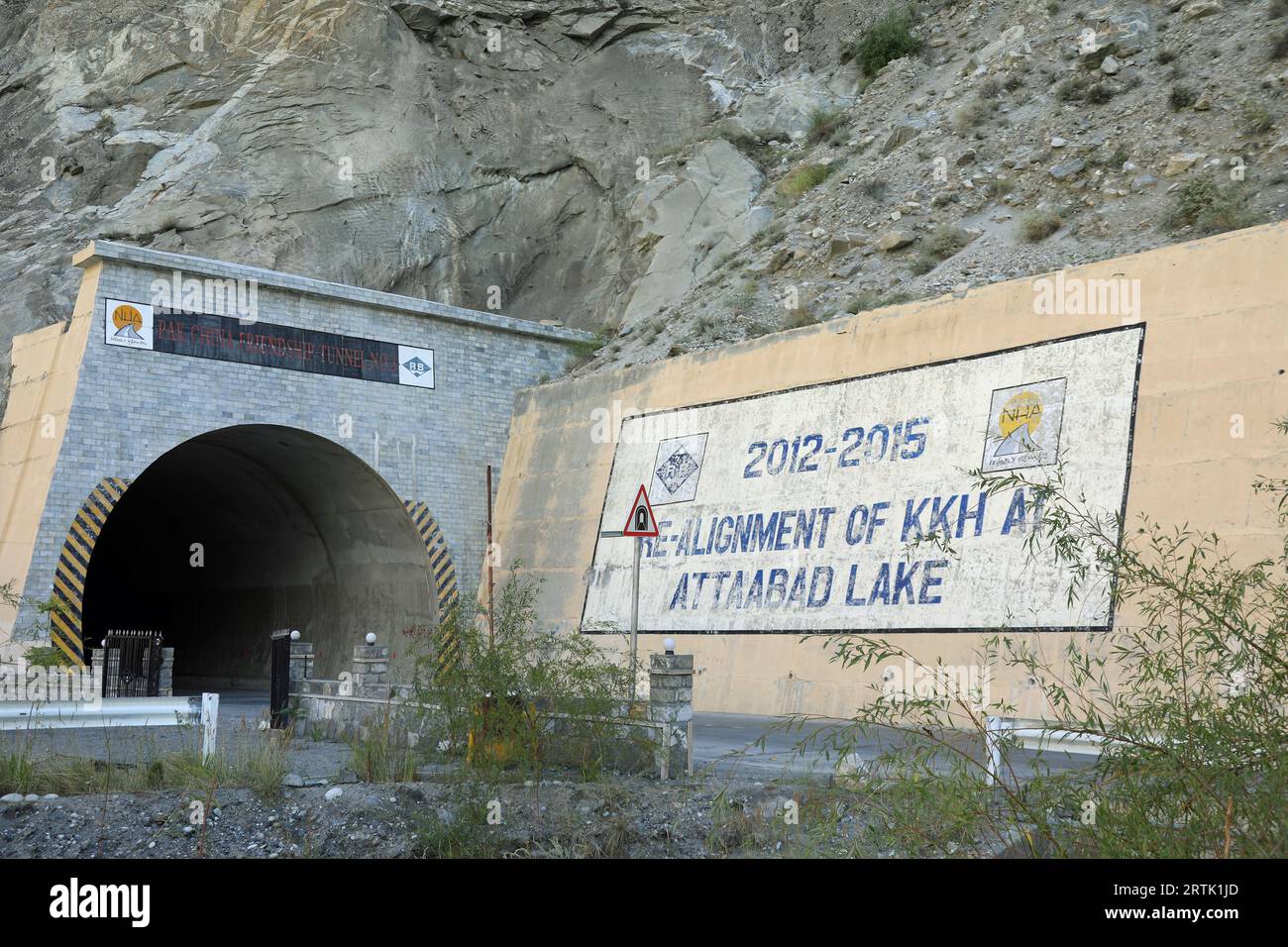 Karakoram Highway Pak-China Friendship tunnel au lac Attabad Banque D'Images