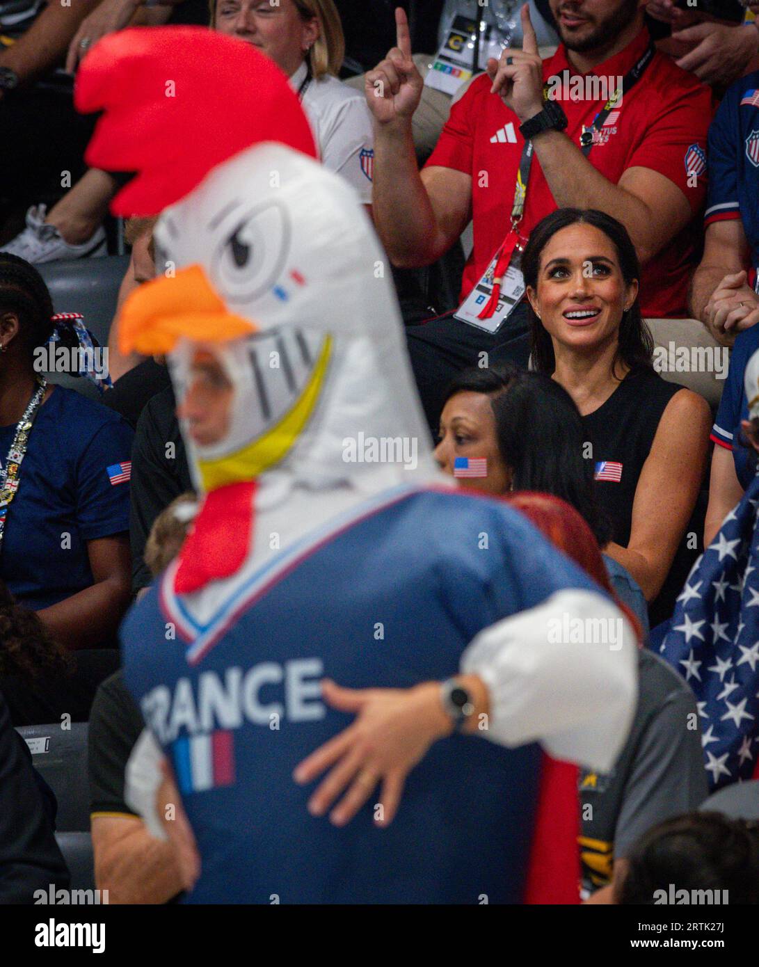 DUESSELDORF, ALLEMAGNE - 13 septembre 2023. 13 SEPTEMBRE : le prince Harry, duc de Sussex et Meghan, duchesse de Sussex assistent au match de basket-ball en fauteuil roulant par équipe mixte, médaille d'or, entre l'équipe des États-Unis et l'équipe de France lors de la quatrième journée des Jeux Invictus Düsseldorf 2023 le 13 septembre 2023 à Duesseldorf, en Allemagne. Crédit : Moritz Muller/Alamy Live News Banque D'Images