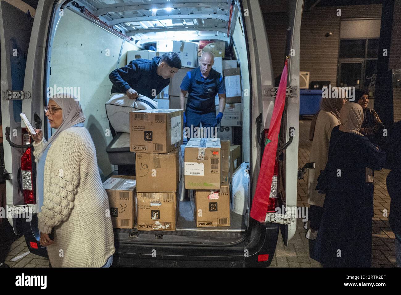 ENSCHEDE - les résidents locaux chargent un camion après une campagne spontanée de collecte de fonds à Enschede pour les victimes du tremblement de terre au Maroc. Les fournitures de secours seront transférées au Maroc à une fondation amicale qui assurera une distribution plus poussée dans la zone sinistrée. ANP VINCENT JANNINK netherlands Out - belgique Out Banque D'Images