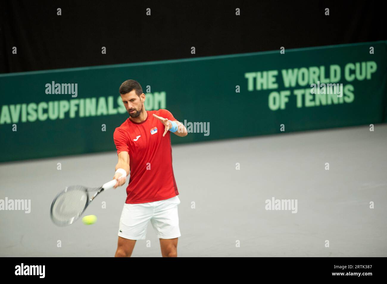 Valencia, Espagne. 13 septembre 2023. Novak Djokovic de Serbie en action lors de la séance d'entraînement de la coupe Davis à l'arène municipale de Pabellon de Fuente San Luis. (Photo de Germán Vidal/SOPA Images/Sipa USA) crédit : SIPA USA/Alamy Live News Banque D'Images