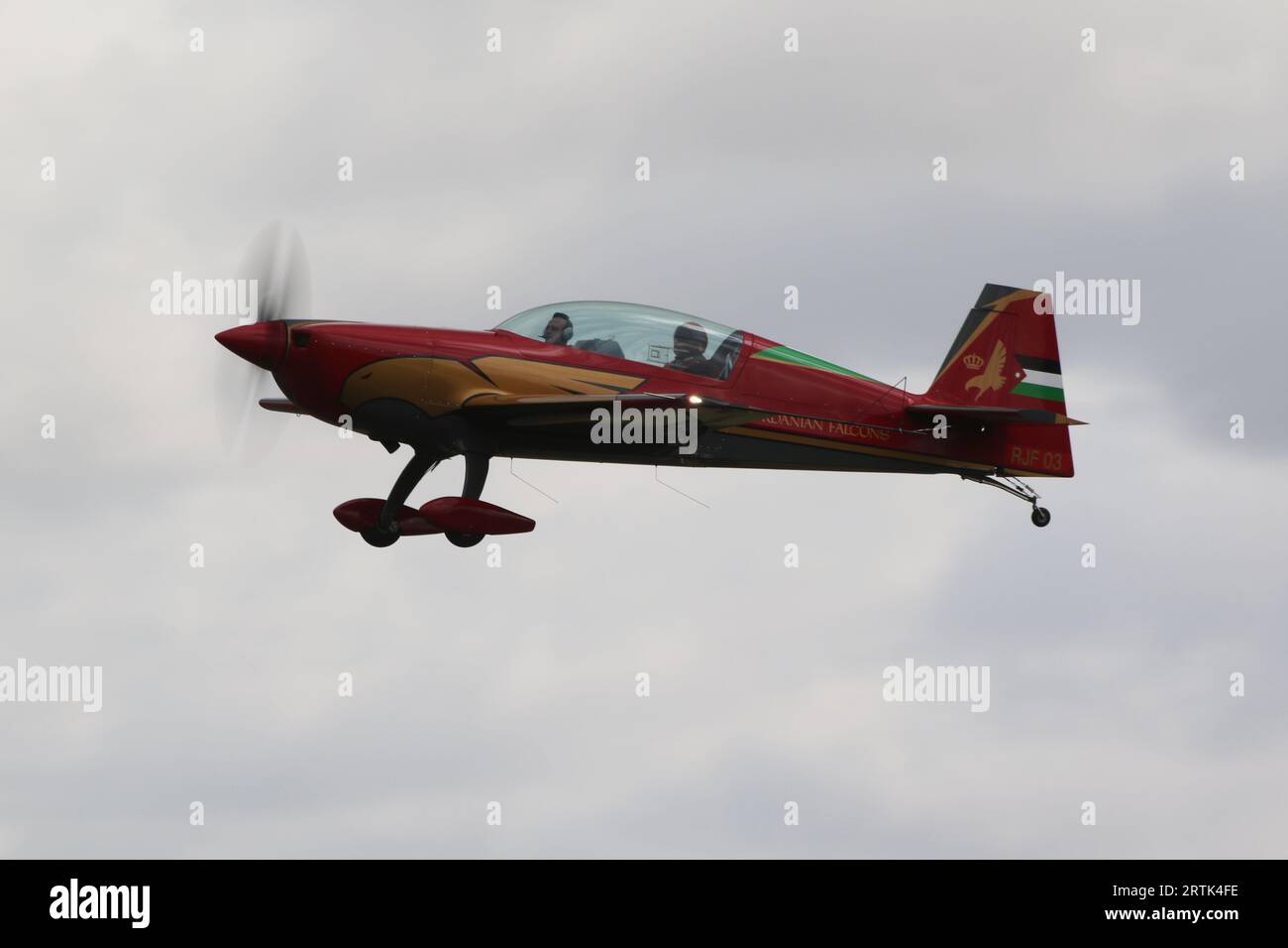 RJF03, un avion Extra EA.330LX de l'équipe de démonstration acrobatique Royal Jordanian Falcons, à leur arrivée pour le Royal International Air Tattoo 2023 (riat 2023) qui s'est tenu à la RAF Fairford dans le Gloucestershire, en Angleterre. L'équipe est légèrement inhabituelle en ce qu'elle est à la fois militaire et civile, l'avion étant détenu et entretenu par Royal Jordanian Airlines, mais piloté par le personnel de la Royal Jordanian Air Force. Banque D'Images