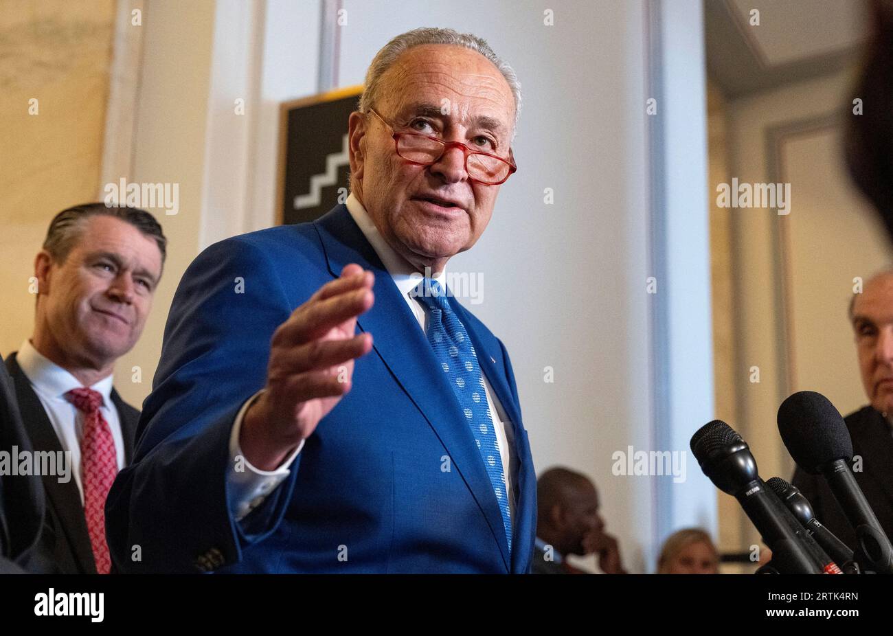 Chuck Schumer (démocrate de New York), leader de la majorité au Sénat des États-Unis, à gauche, fait des remarques lors d'une conférence de presse après la séance du matin du Forum sur l'intelligence artificielle bipartisane (IA) du Sénat des États-Unis dans la salle Kennedy Caucus sur Capitol Hill à Washington, DC, le mercredi 13 septembre 2023. Regardez de gauche à droite le sénateur américain Todd Young (républicain de l'Indiana). Crédit : Ron Sachs/CNP Banque D'Images