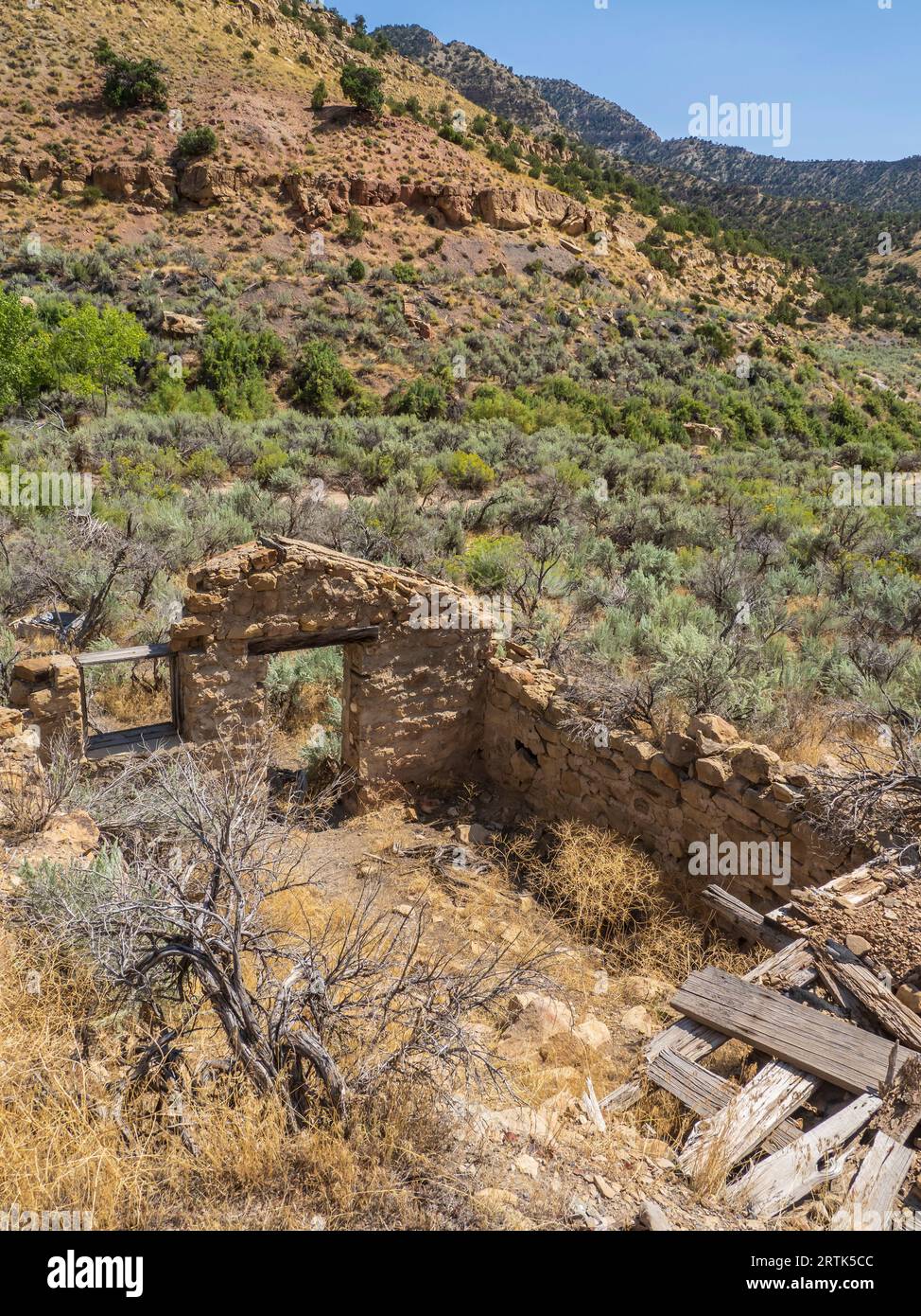 Vieux bâtiment au large de Sego Canyon Road juste après la ville fantôme de Sego Canyon, Utah. Banque D'Images