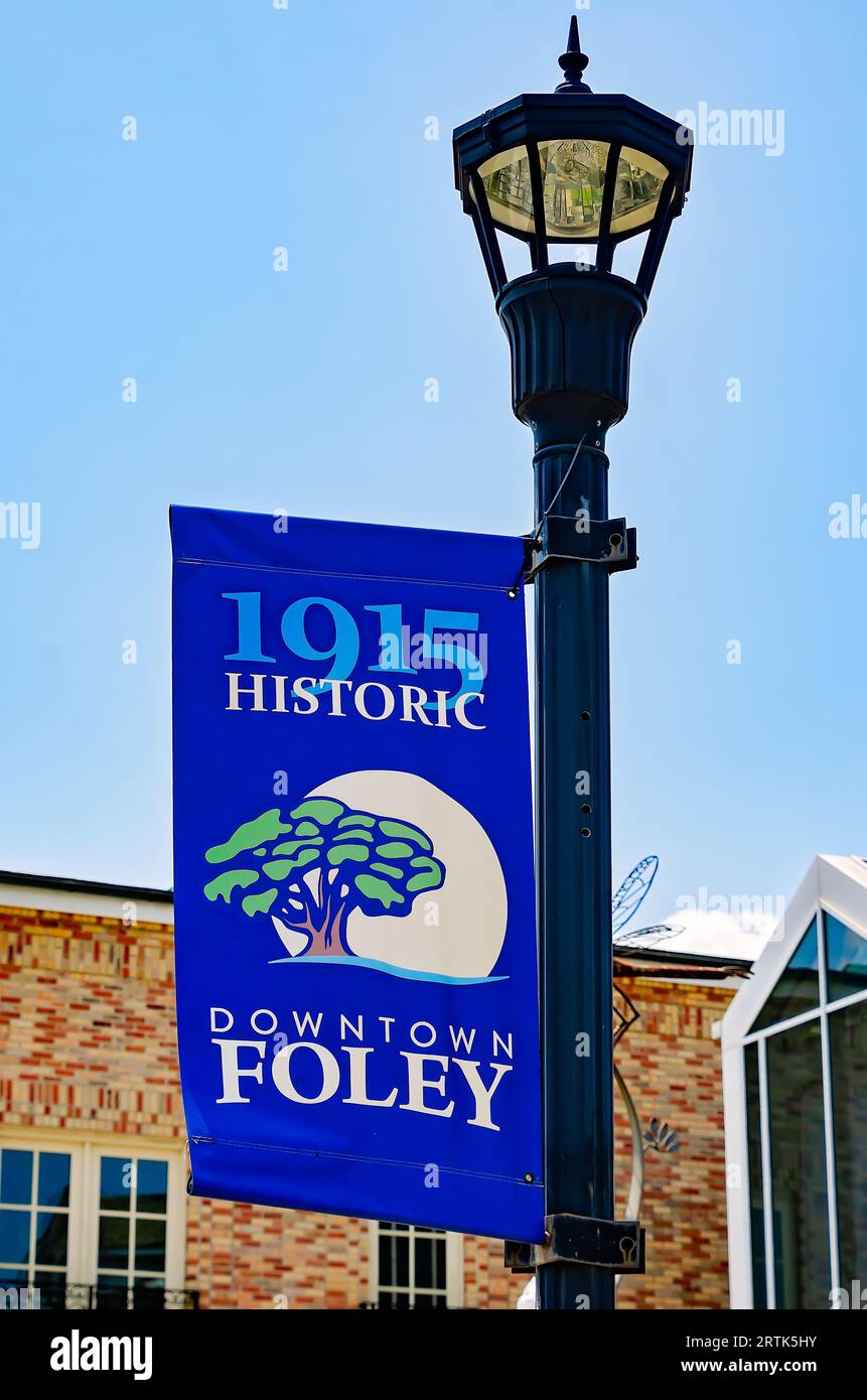 Une bannière est accrochée au centre-ville de Foley, le 19 août 2023, à Foley, Alabama. Foley a été constituée en société en 1915 et avait une population de 20 335 habitants en 2020. Banque D'Images